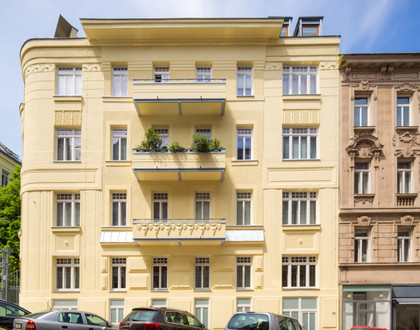 Foto eines typischen Wiener Zinshauses in der Weimarer Straße