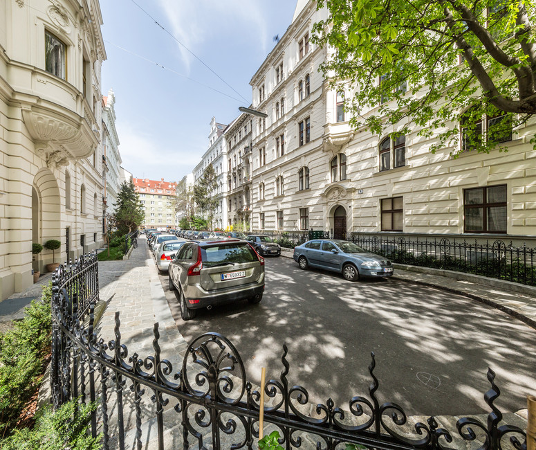 Foto der Zeinlhofergasse mit typischen Wiener Zinshäusern