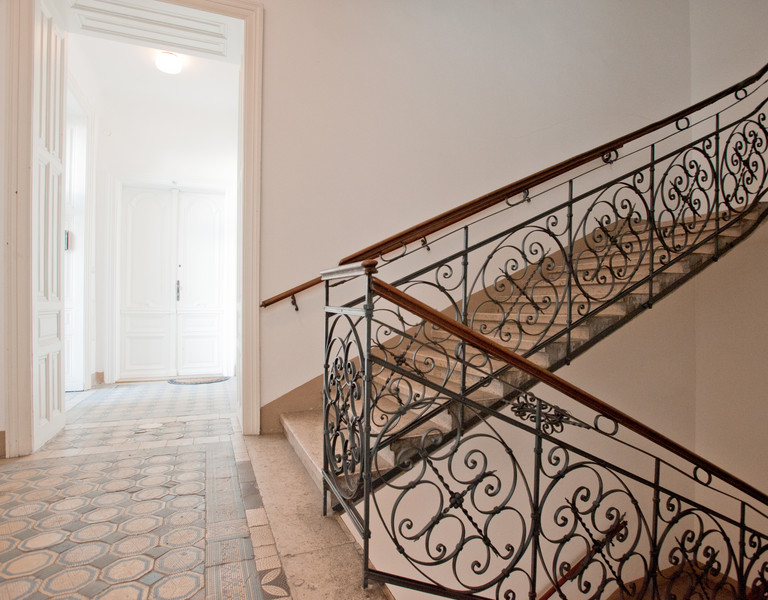 Foto eines Stiegenhauses in einem typischen Wiener Gründerzeit-Zinshaus