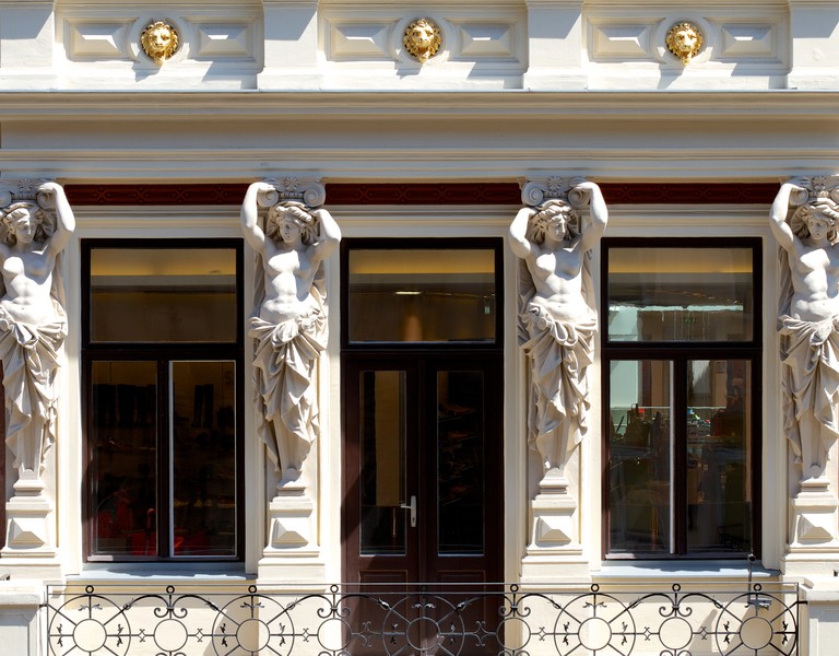 Foto vom reich gegliederten Eingang der Kärntner Straße 5