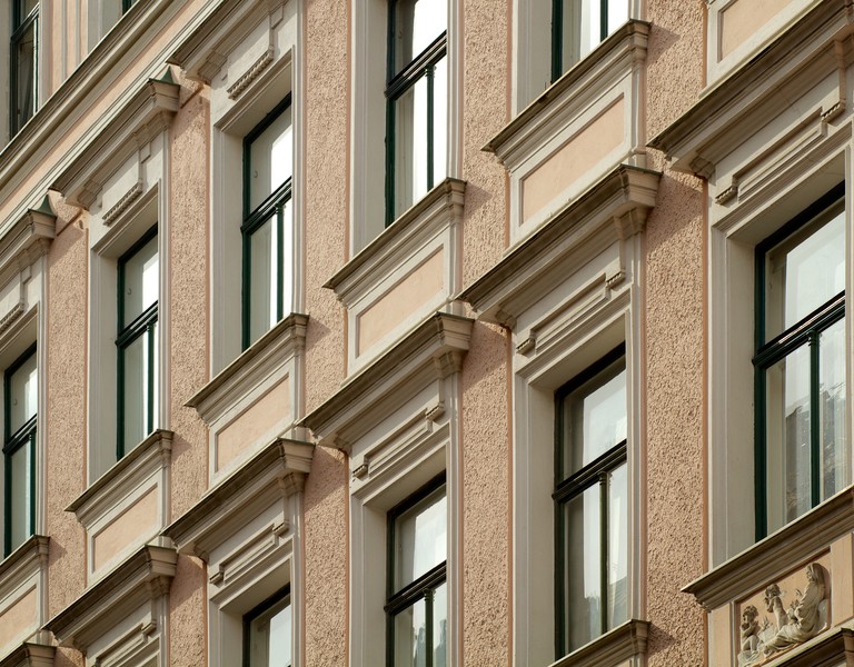 Foto der Fensterfront eines Zinshauses in der Kochgasse