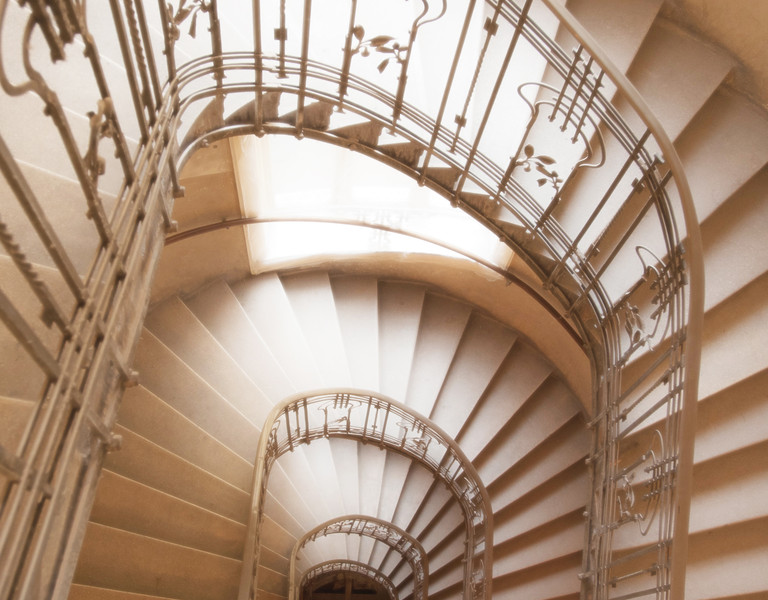 Foto eines Stiegenhauses in einem typischen Wiener Gründerzeit-Zinshaus