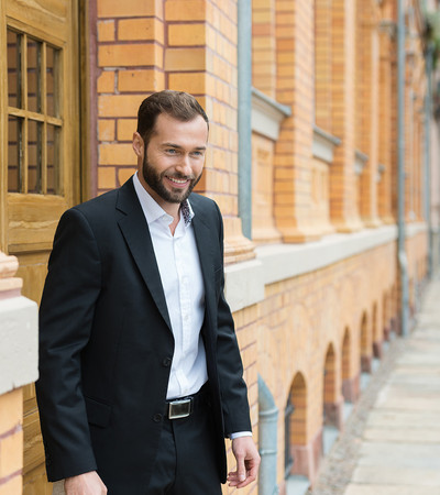 Symbolbild eines Mannes vor einem Zinshaus