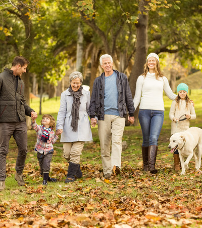 Symbolfoto einer glücklichen Familie bei einem Herbstspaziergang